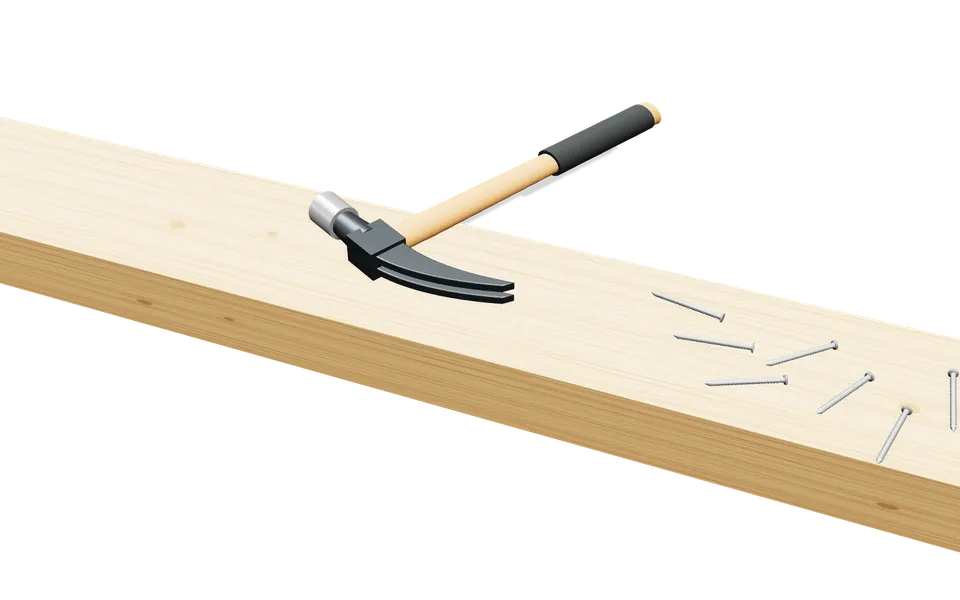 Marteau de charpentier à panne fendue et manche en bois posé sur un bastaing, avec des pointes annelées